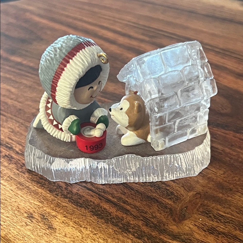 Hallmark Holiday Ornament 1993 Frosty Friends #14 Doghouse Holiday Decor